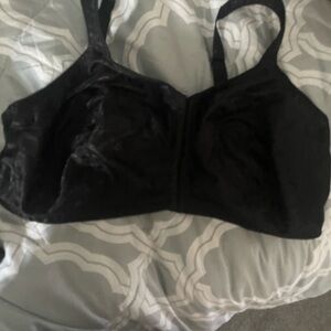 48 DD black front closure bra with pretty pattern and cushioned wider straps